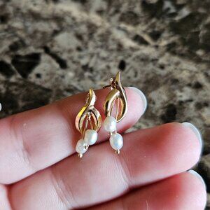Beautiful, dainty 10k gold vintage pearl earrings